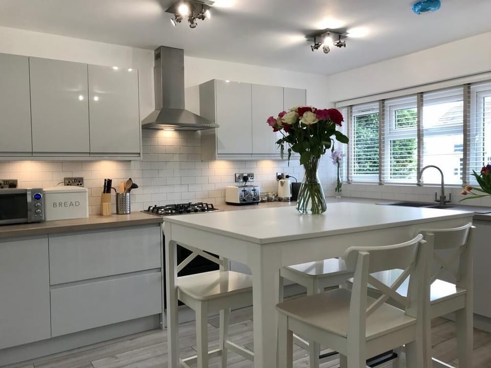 Fully fitted kitchen