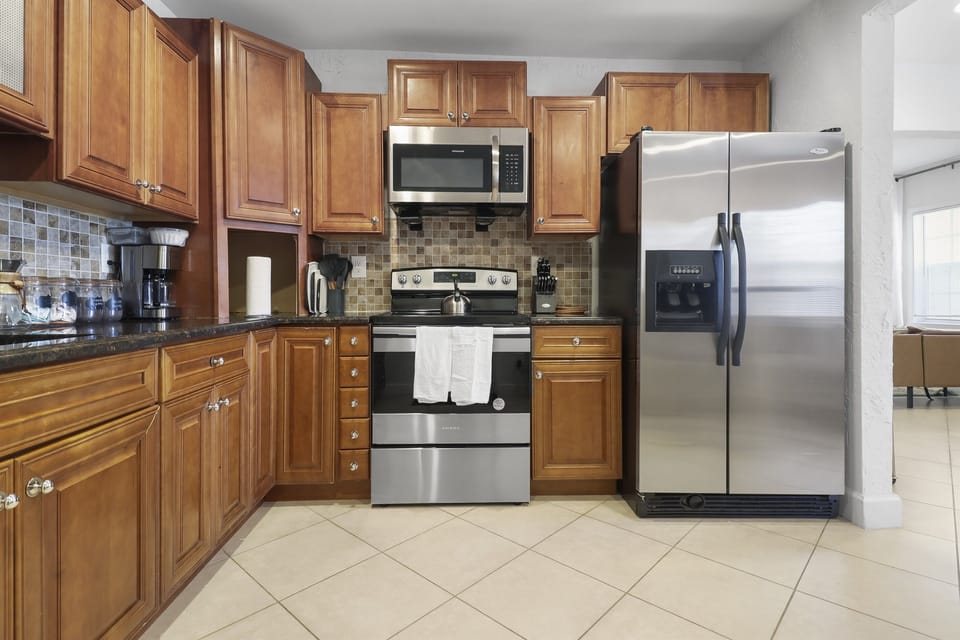 Glass stovetop, oven, microwave, dishwasher, 2 door fridge with ice maker and more!