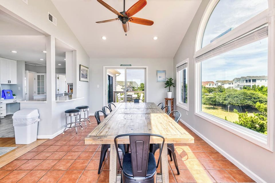 Top-Level Dining Room with Table (seats 8)