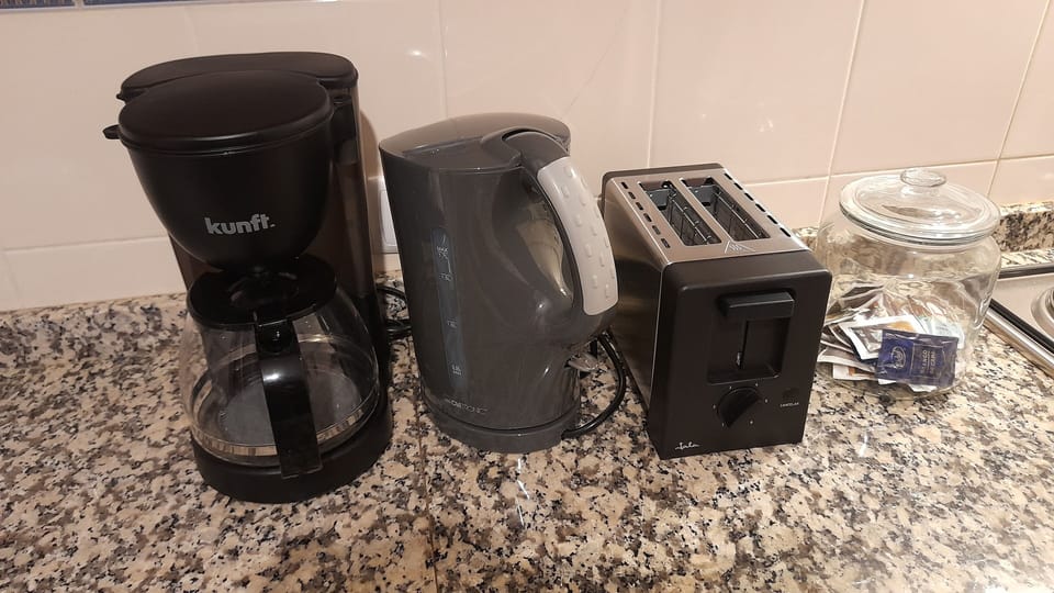 Kitchen (coffee machine, kettle, toaster)