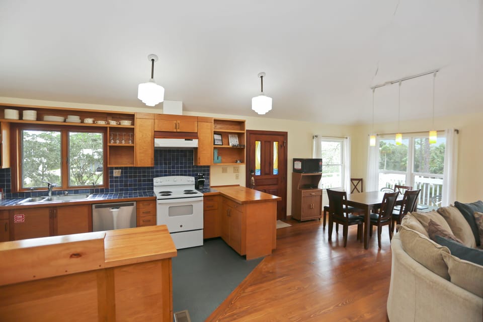 Kitchen & Dining Area