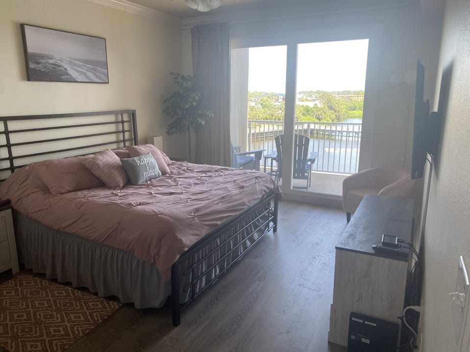 Wake up in the morning to the gorgeous  lake view. 