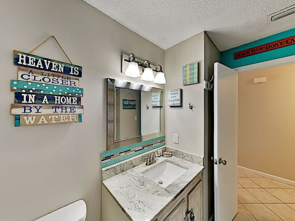 Full Bathroom | Towels/Essentials Provided