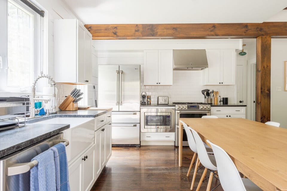 Open floor plan of kitchen and dining area