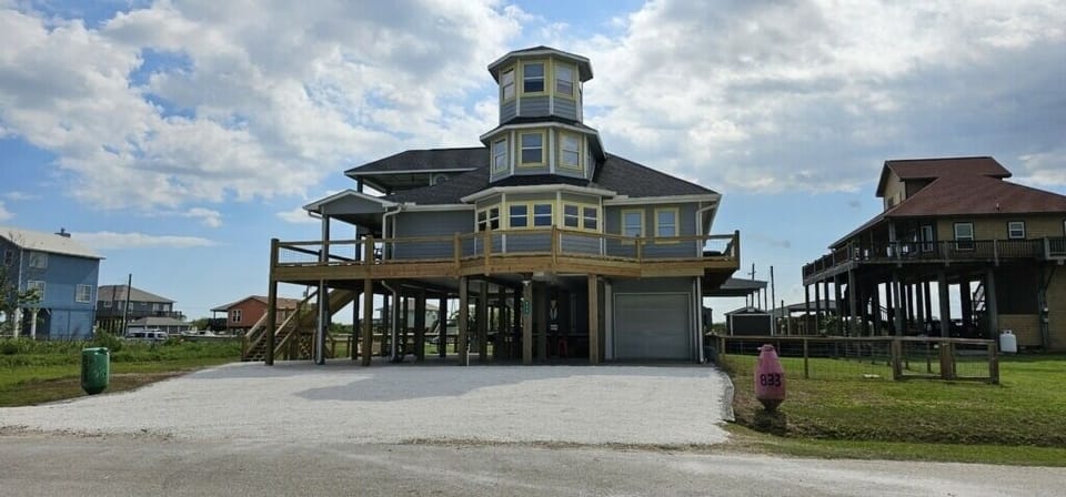 Extra large parking to accommodate 8-12 vehicles 