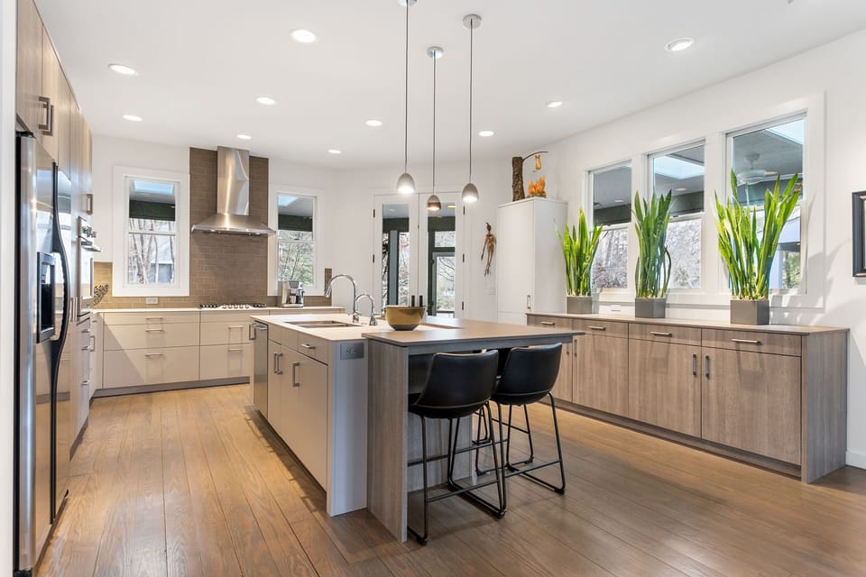 KITCHEN AREA SEATING AT COUNTER FOR 4 .