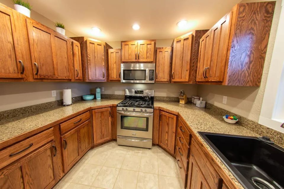 A fully stocked kitchen with ss appliances will satisfy the chef in the group