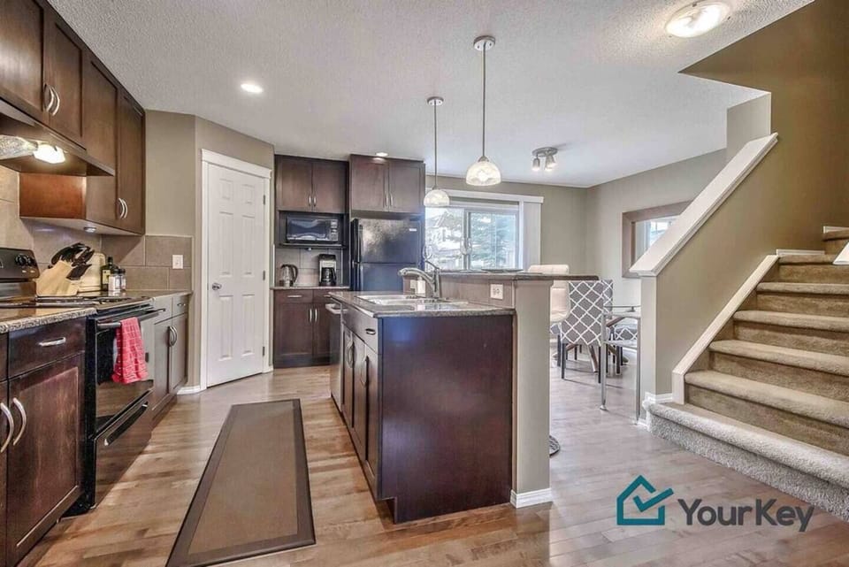 Open kitchen with lots of counter space! The kitchen has everything you’ll need to prepare amazing meals while you’re our guest. 