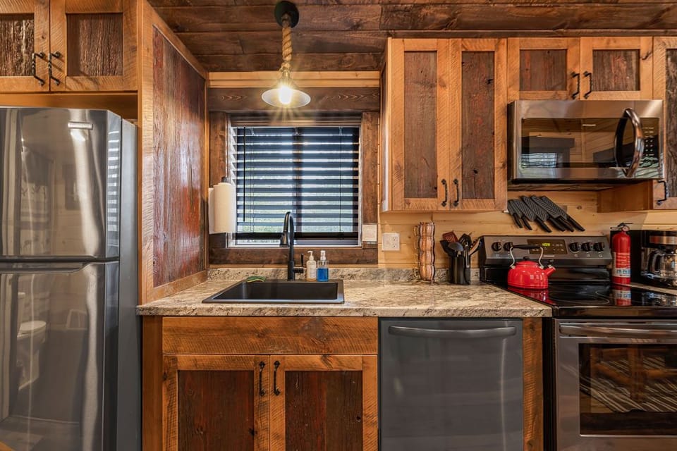Fully functioning kitchen with fridge/freezer, dishwasher, oven, & microwave. 