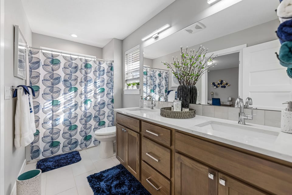 Full bathroom. Hairdryer and toiletries included.  