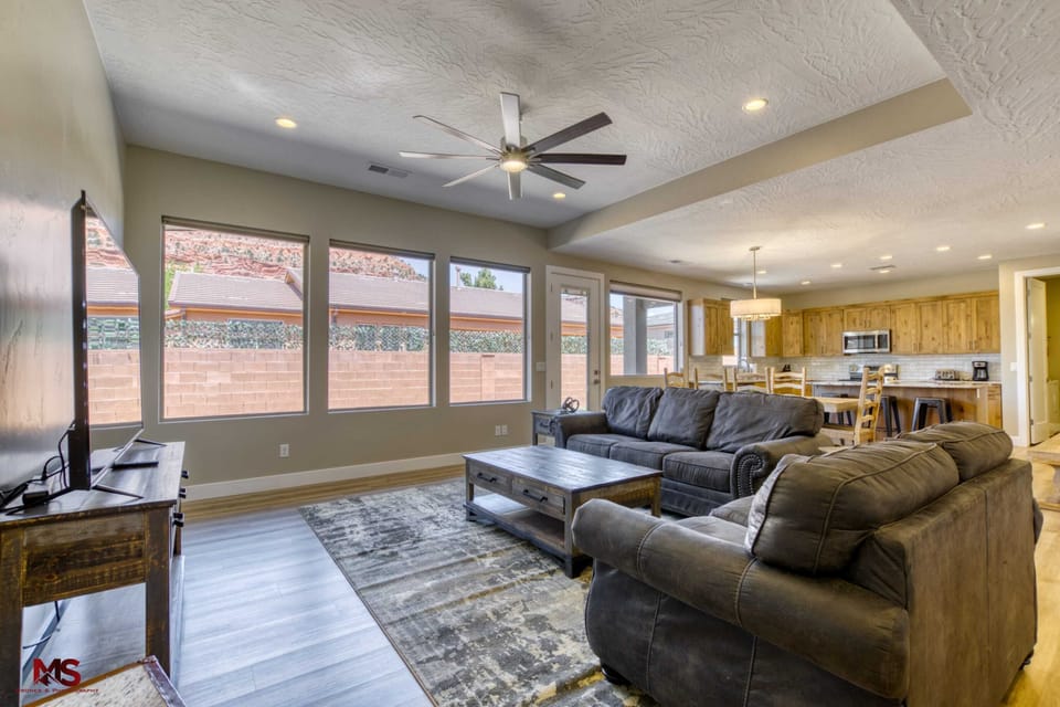 Panoramic red cliff views greet you right from the living room’s picture windows.