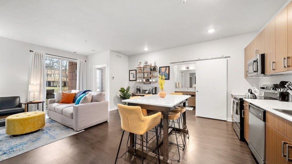 An open, airy living space very thoughtfully designed, and thoroughly cleaned and stocked for each guest.
