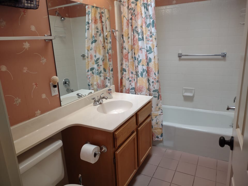 Handy full bath off main bedroom. 