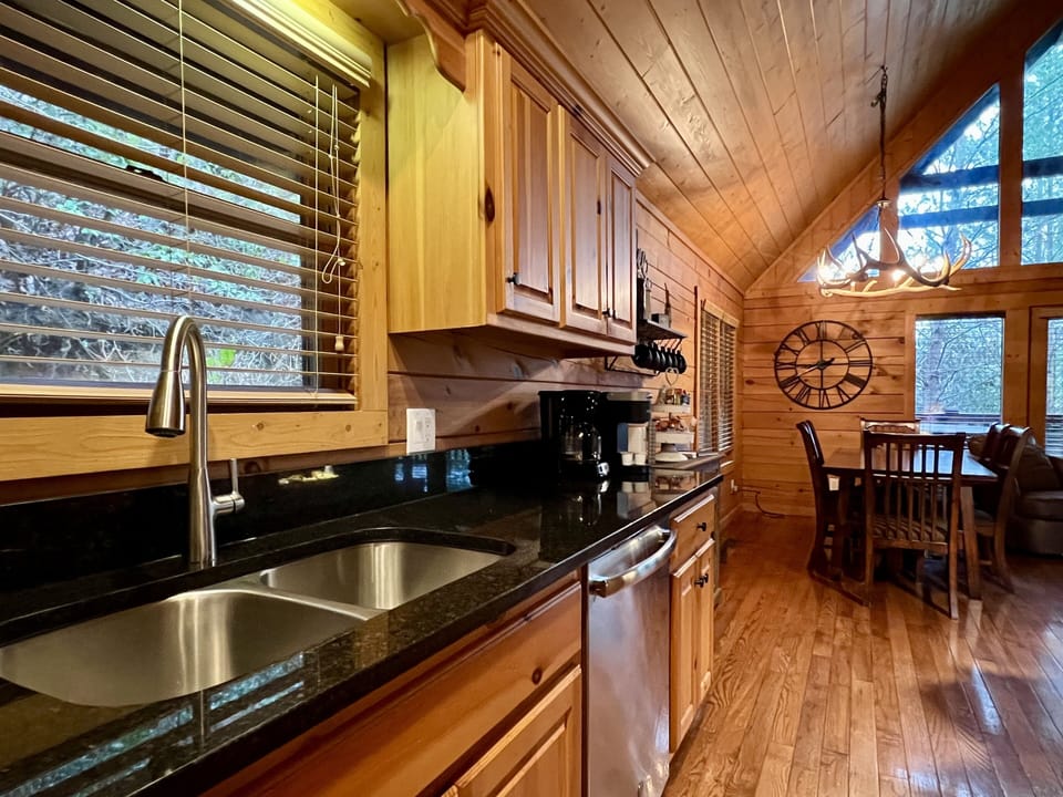 No handwashing dishes required, equipped with dishwasher