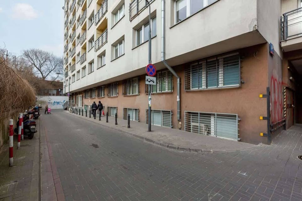 Exterior street view of the apartment building in a central and convenient location.
