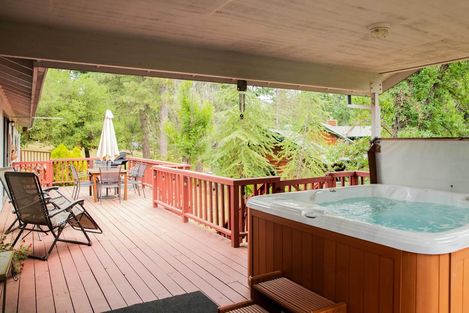 Private Deck | Seasonal Hot Tub (Unavailable Jan 20-March 25)