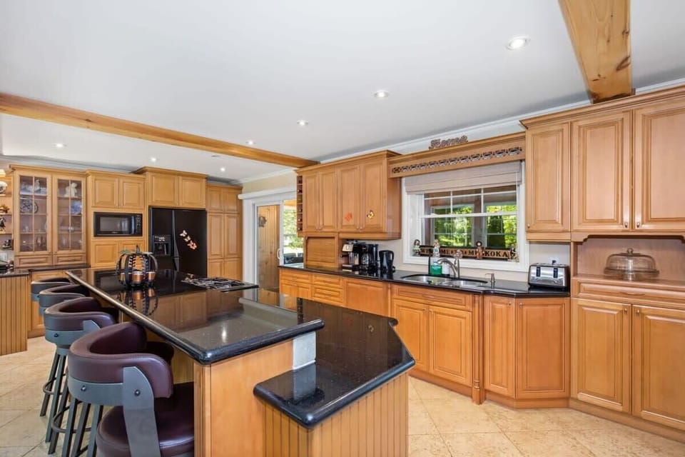 Kitchen with Breakfast Bar