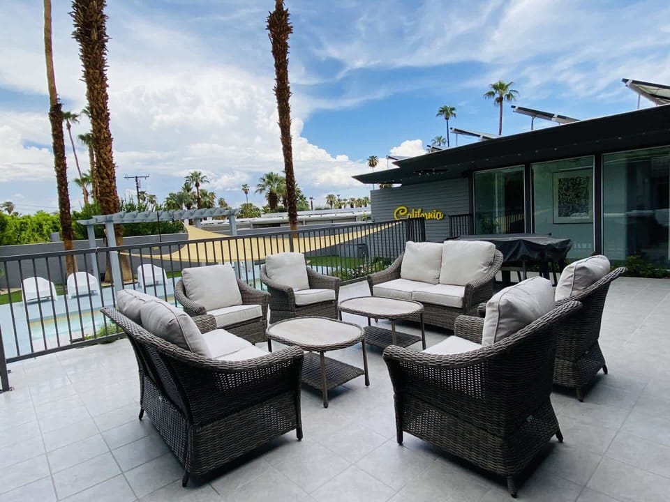 Morning coffee, poolside lunch, or sunset cocktails—every moment here comes with jaw-dropping San Jacinto mountain views.