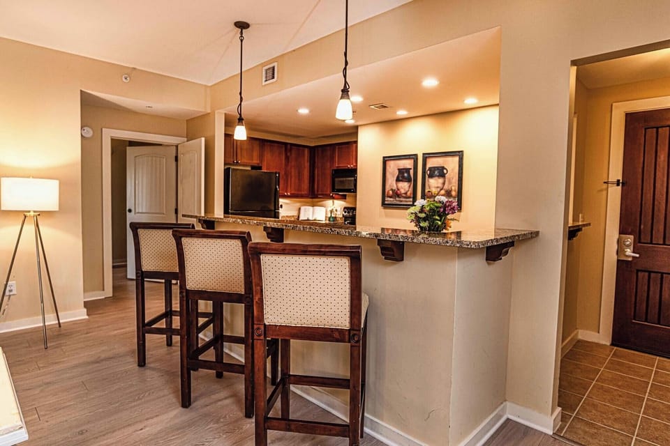 Breakfast Bar & Foyer