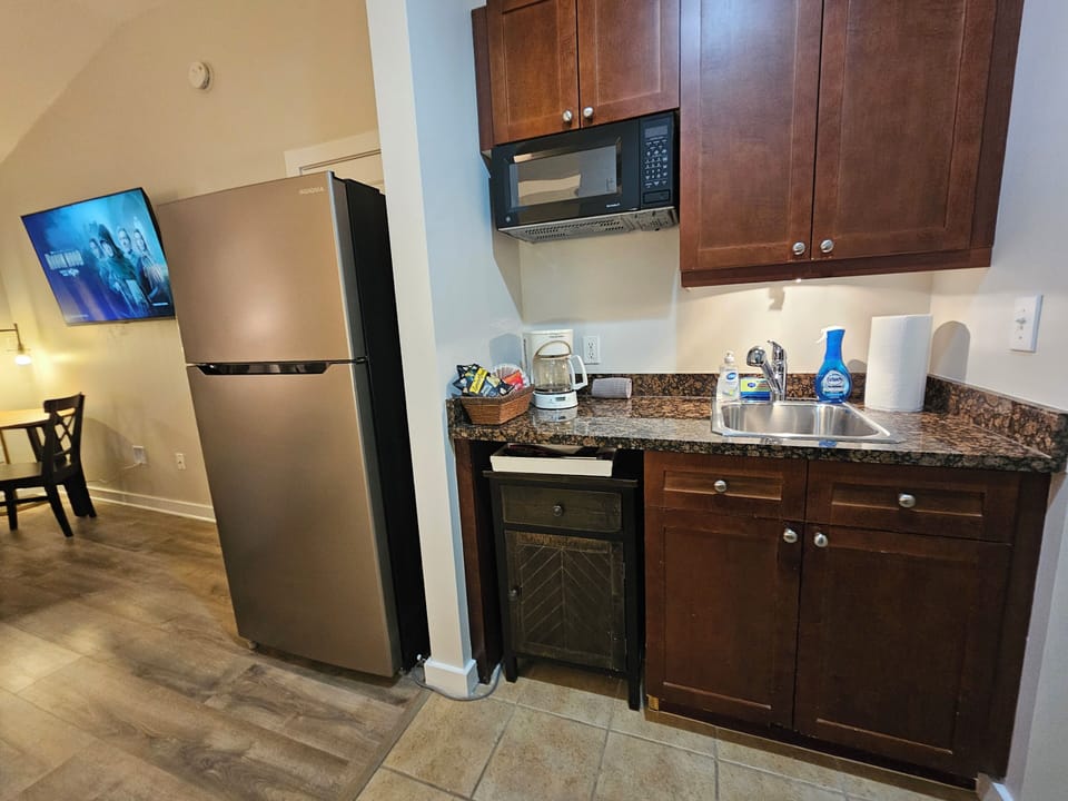 Kitchenette w full size Fridge