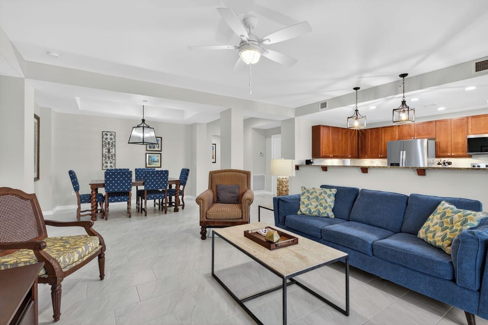 Living area to Dining an Kitchen