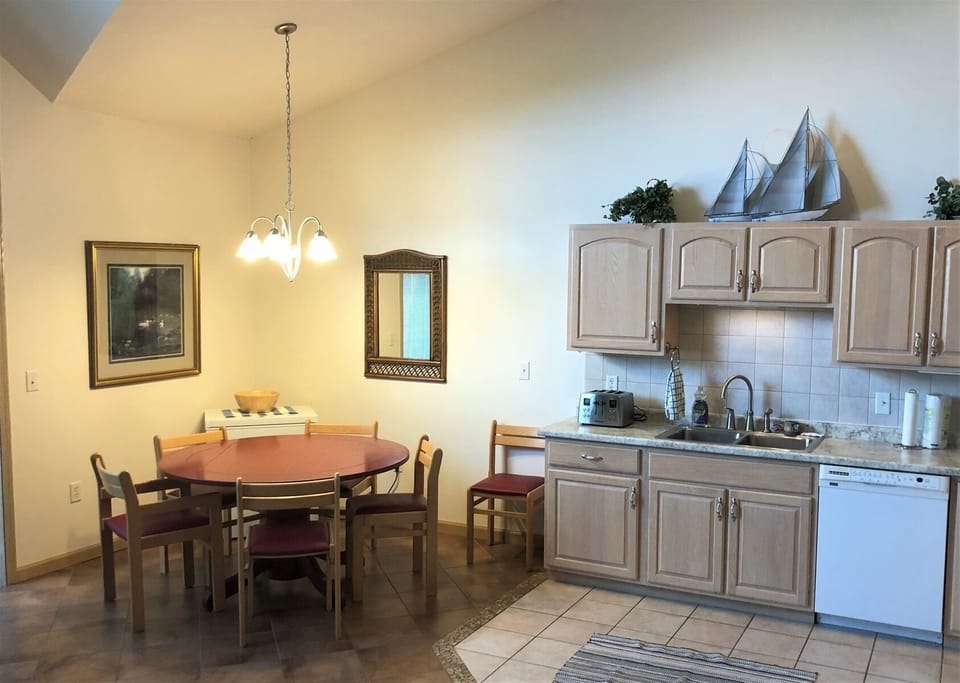 Kitchen & Dining