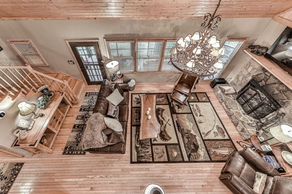 Take in the view of the beautiful living space in Buddy`s Creekside Bungalow.  Get connected to high speed wi-fi.  There`s fiber internet onsite for multiple devices to stream at once.