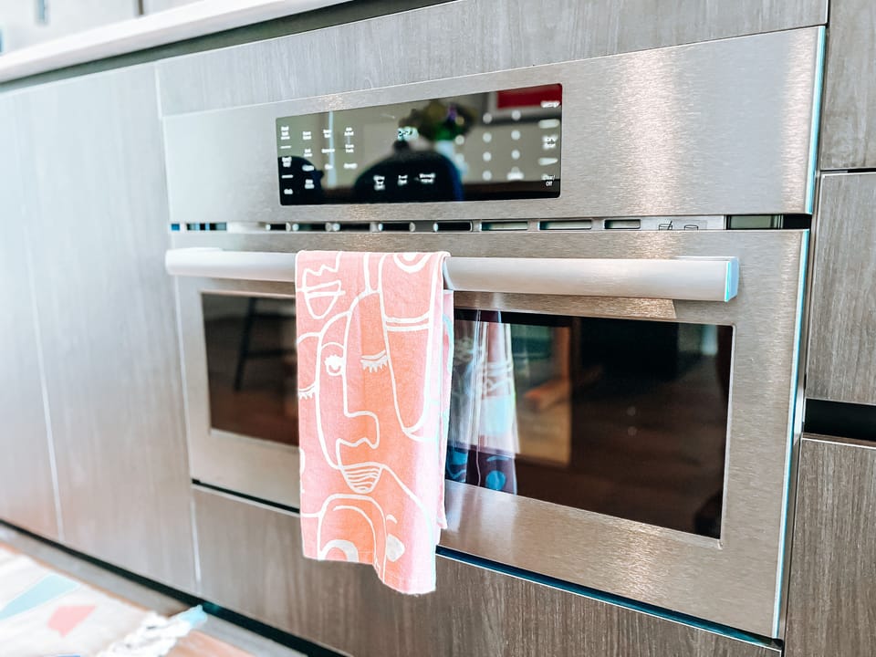 This microwave/conventional oven makes heating meals a breeze!
