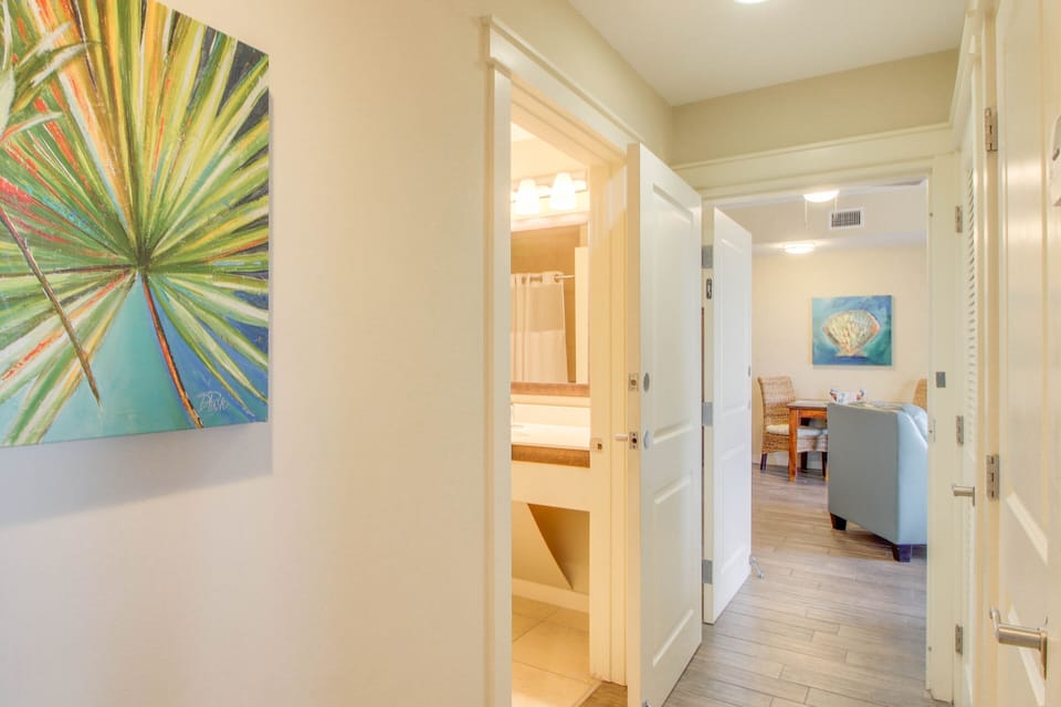 Interconnecting doors for the studio and 1 bedroom! These rooms can be separated or combined to host a smaller group or a larger group of family + friends!