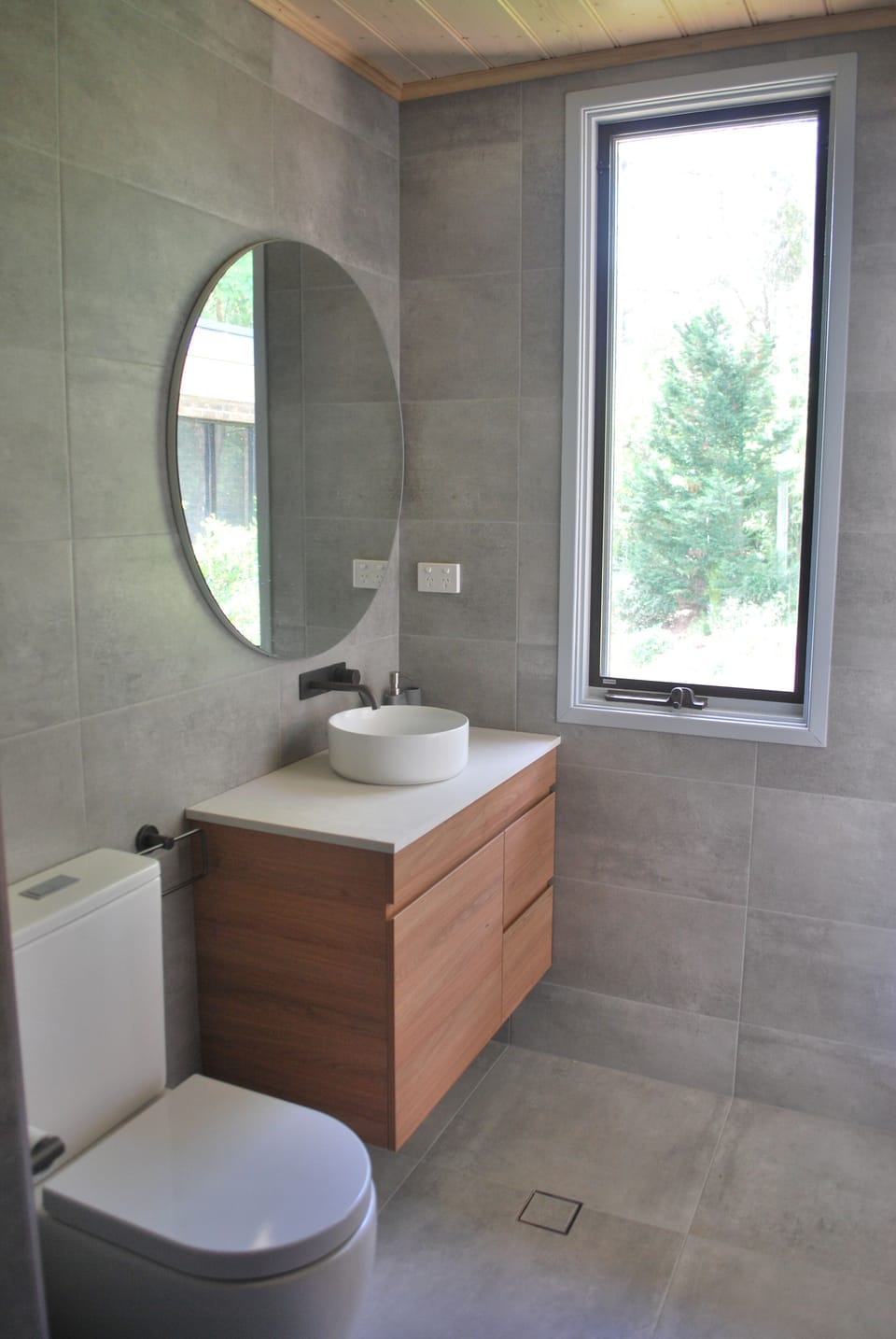 Queen bedroom (upstairs) with ensuite (shower, toilet, vanity)