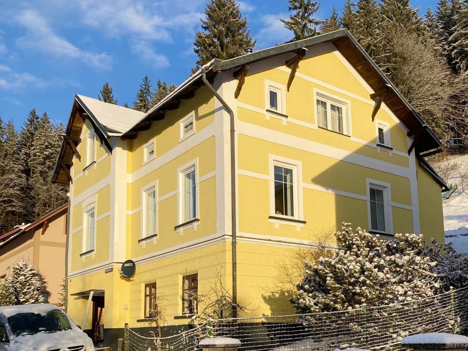 Building, Plant, Property, Window, Land Lot, Urban Design, Landscape, Neighbourhood, Grass, Leisure