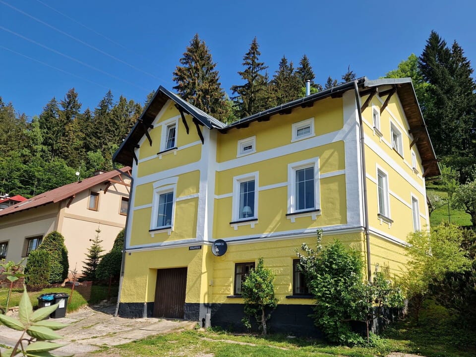 Plant, Sky, Building, Window, Tree, House, Residential Area, Grass, Cottage, Siding