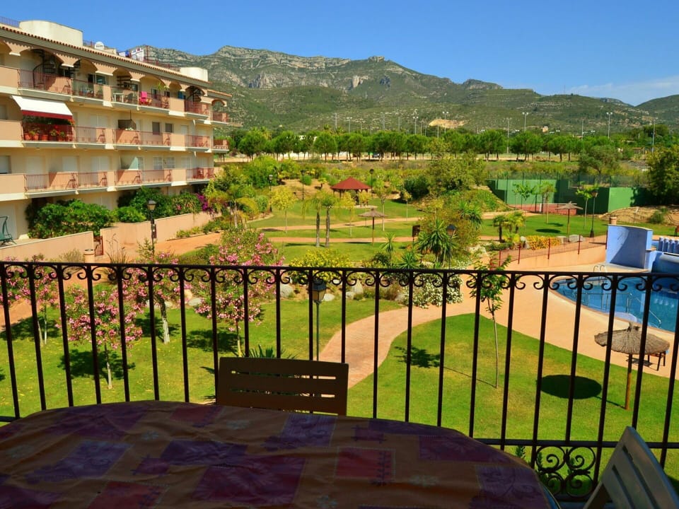 Building, Plant, Property, Window, Land Lot, Urban Design, Landscape, Neighbourhood, Grass, Leisure