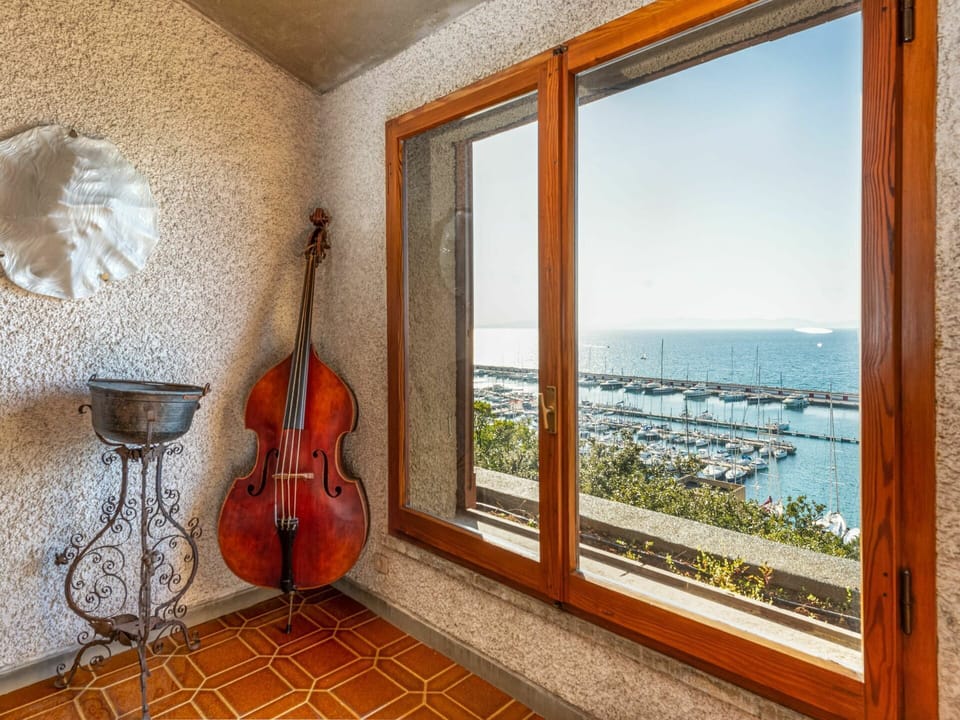 Building, Plant, Property, Window, Land Lot, Urban Design, Landscape, Neighbourhood, Grass, Leisure