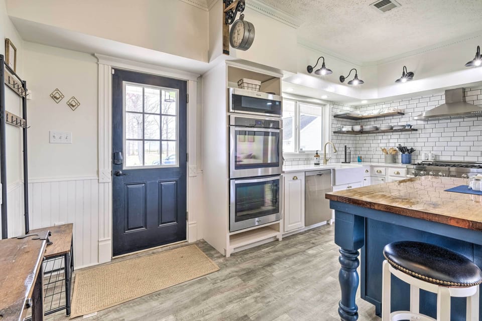 Fully Equipped Kitchen | Dishware & Flatware