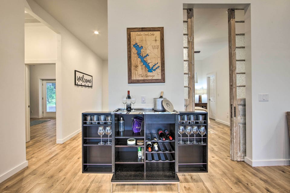 Dining Area | Dry Bar