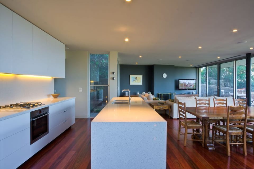 Modern well equiped kitchen for the culinary genius amongst you!