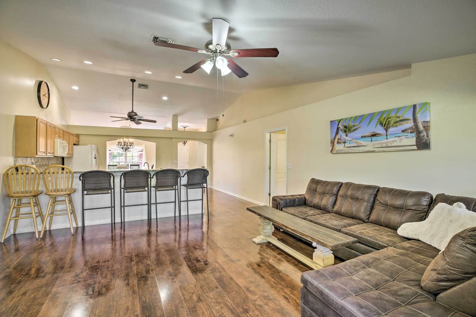 Living Room | Breakfast Bar