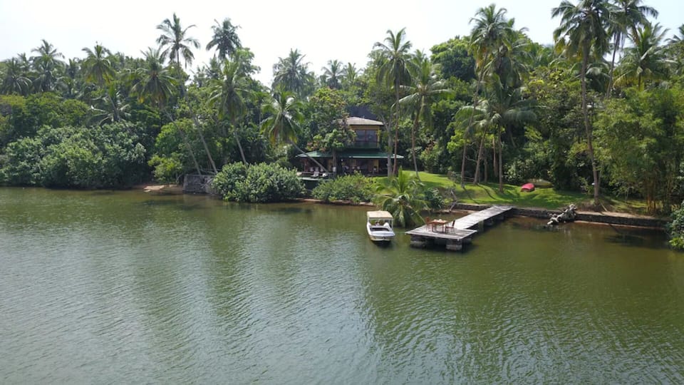 South Pont Cottage is isolated - 1 km to the surfing spots and beach