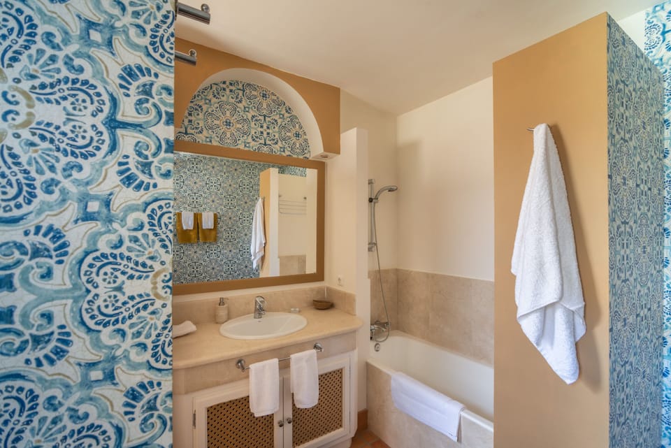 Ensuite bathroom #1