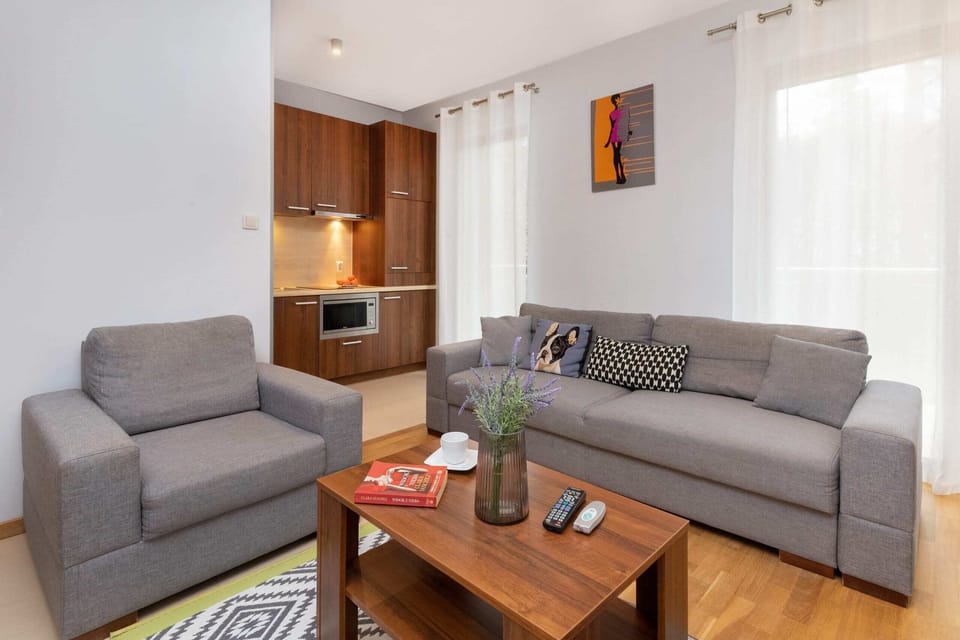 Stylish living room with coffe table. 