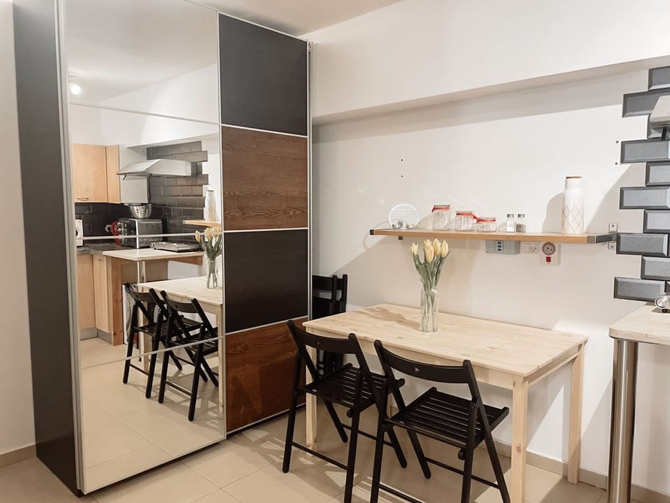 Dining area details