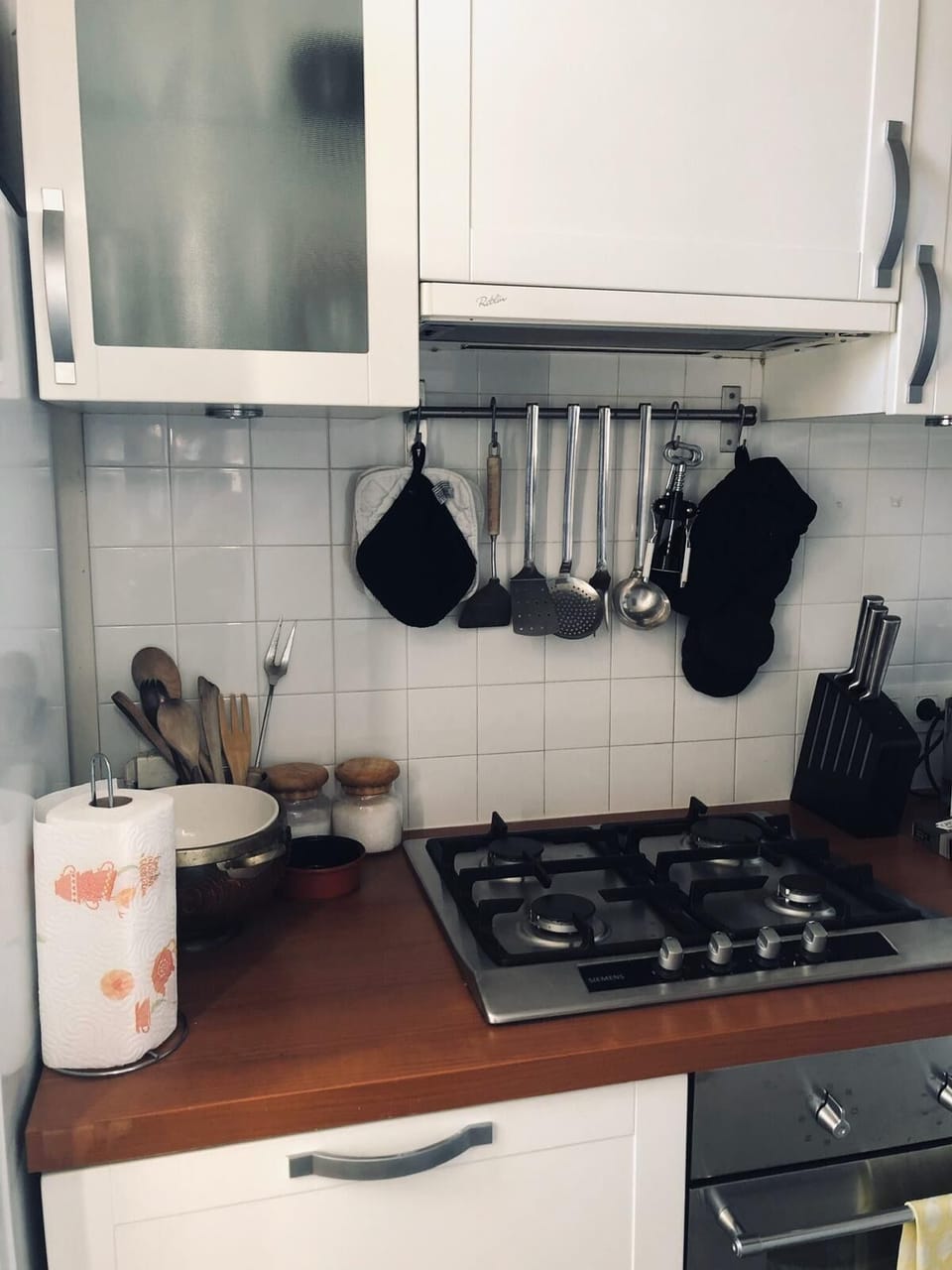 Kitchen with gas cooktop