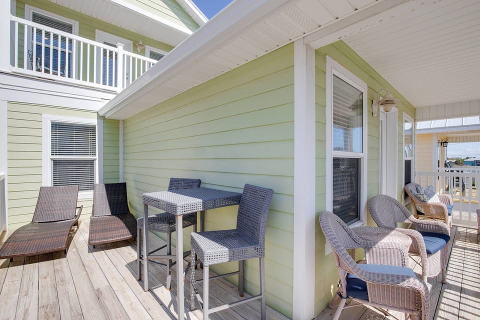 Beautiful wrap around deck