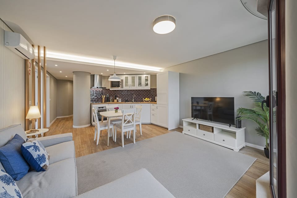 Livingroom with a TV ,dinning room and kitchen
