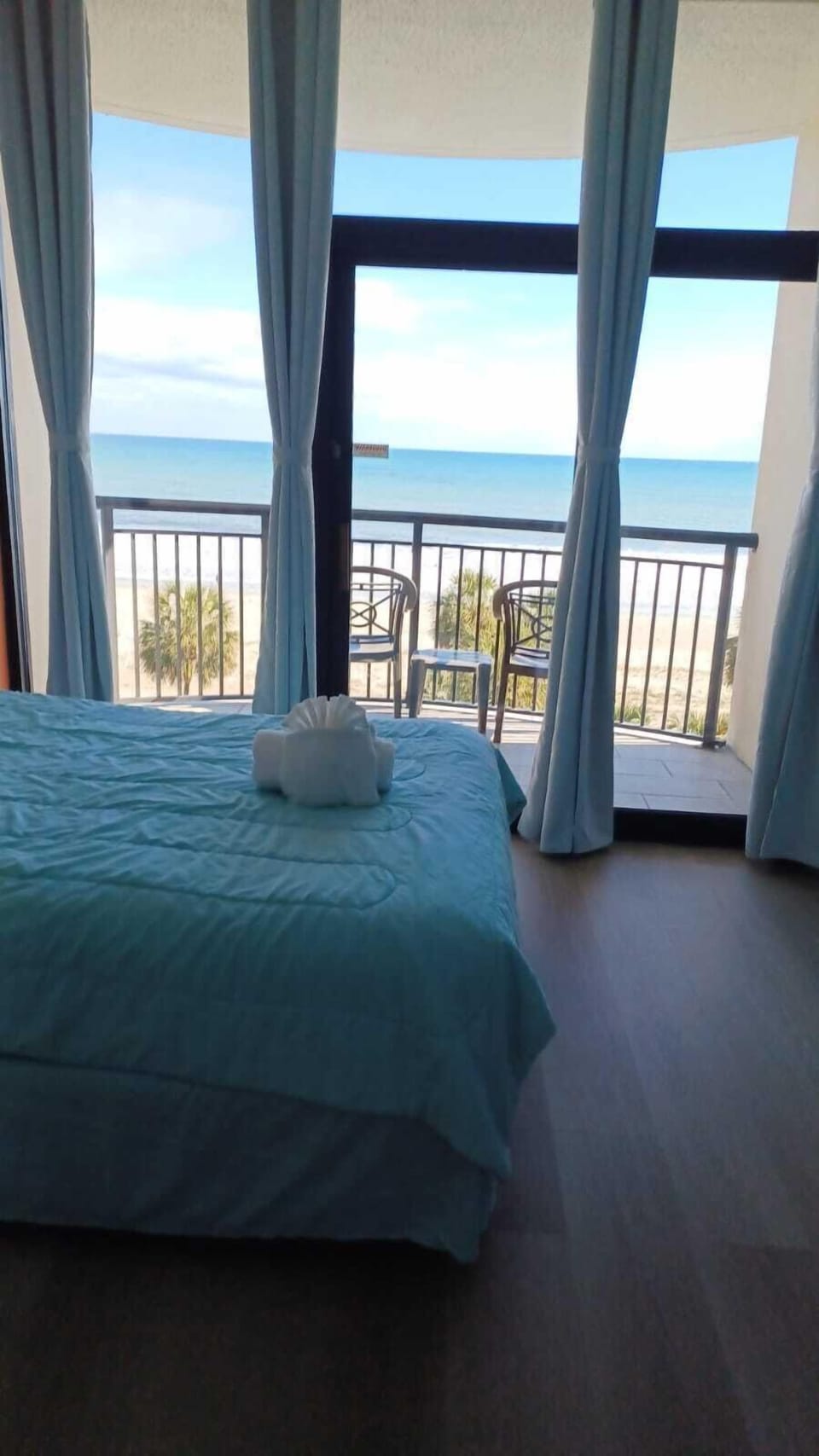 Oceanfront Huge Patio to relax and bedroom