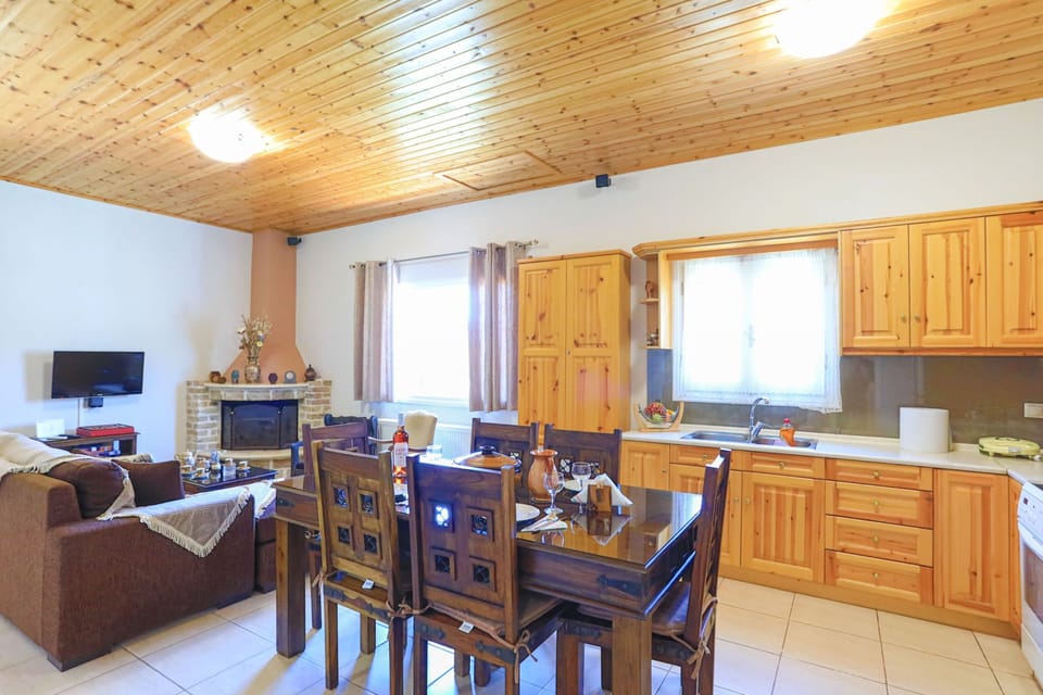 Living roomk%2Fitchen%2Fdiner with fireplace