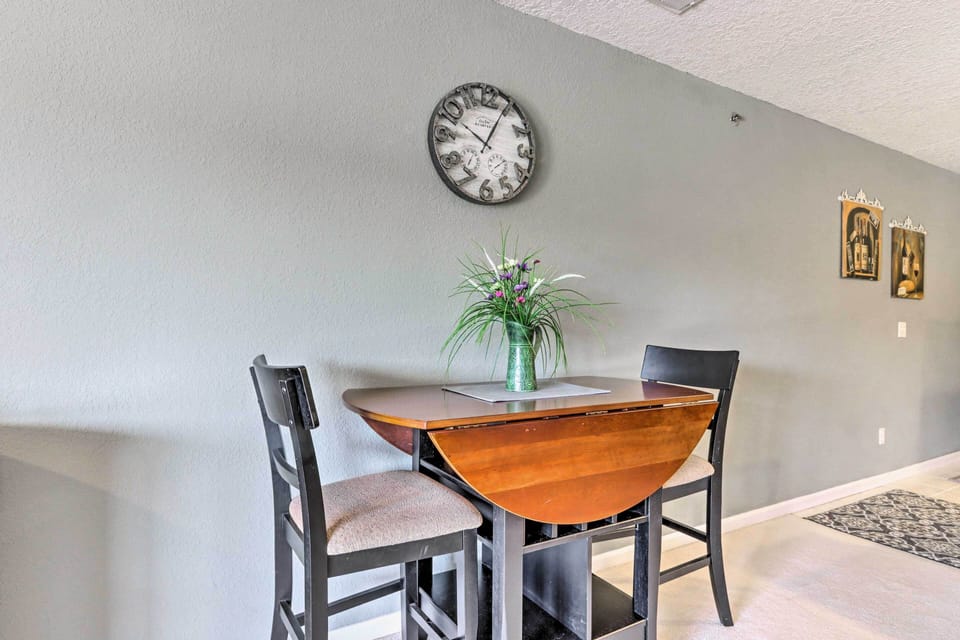 Dining Area | Dishware & Flatware Provided