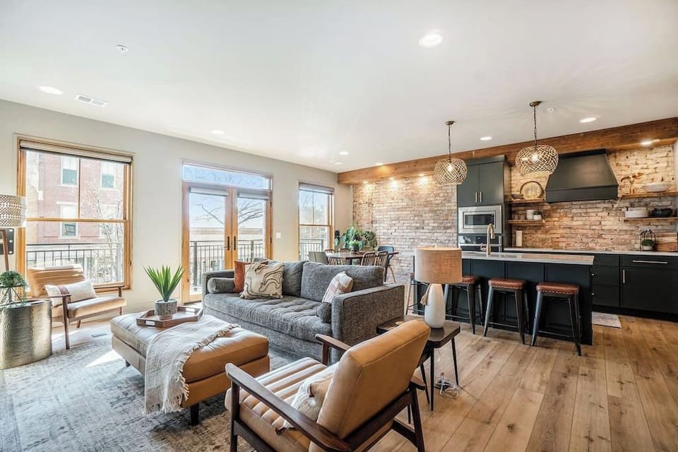 Beautifully decorated *NEW* condo located on 8th street with balcony and large terrace.  Features two master suites with King Beds and en suites.