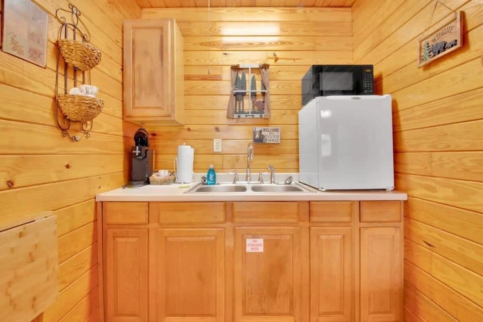 Equipped Kitchenette with Microwave